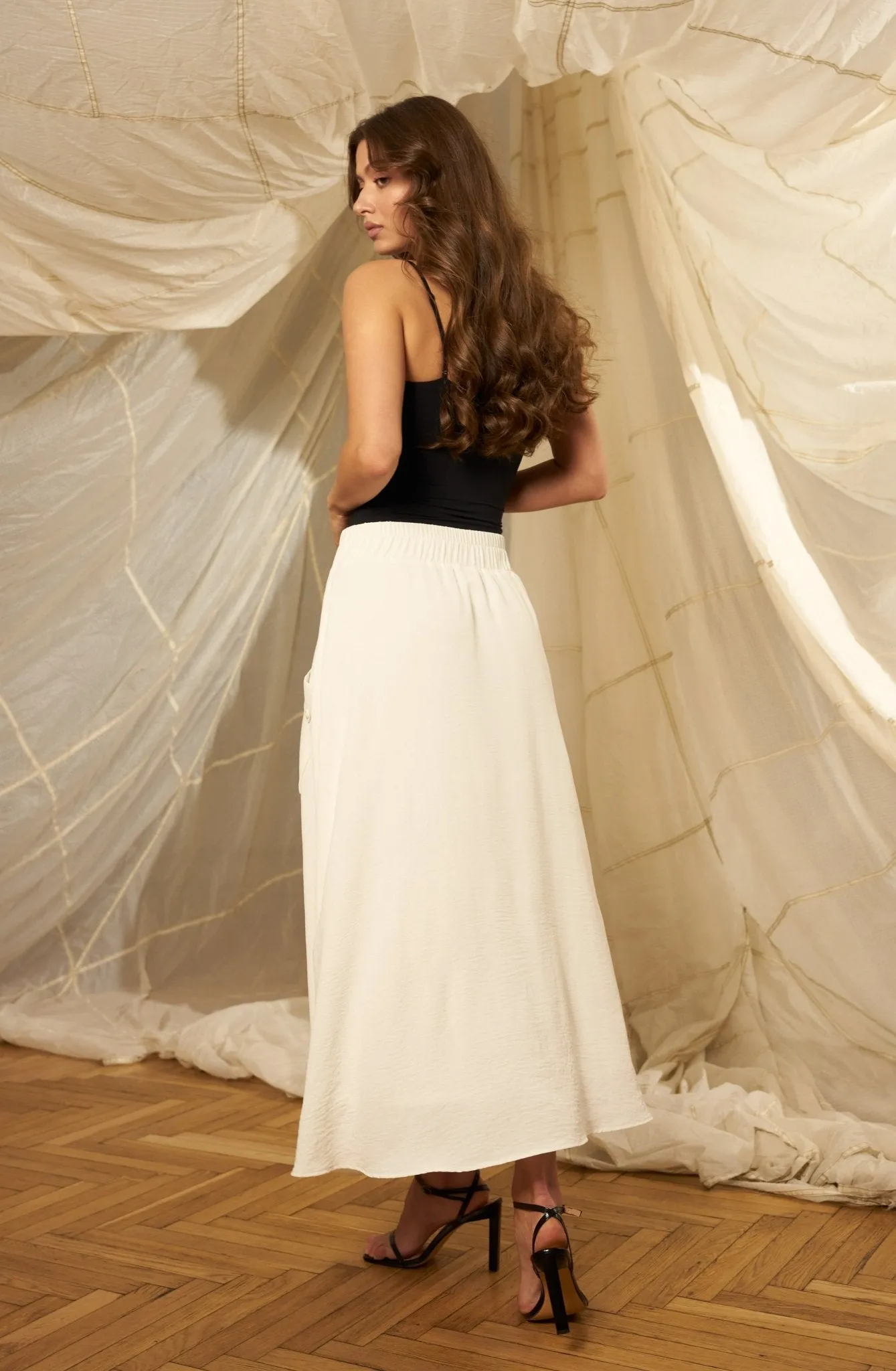 Sporty White Flared Midi Skirt with Elastic Waist and Pockets