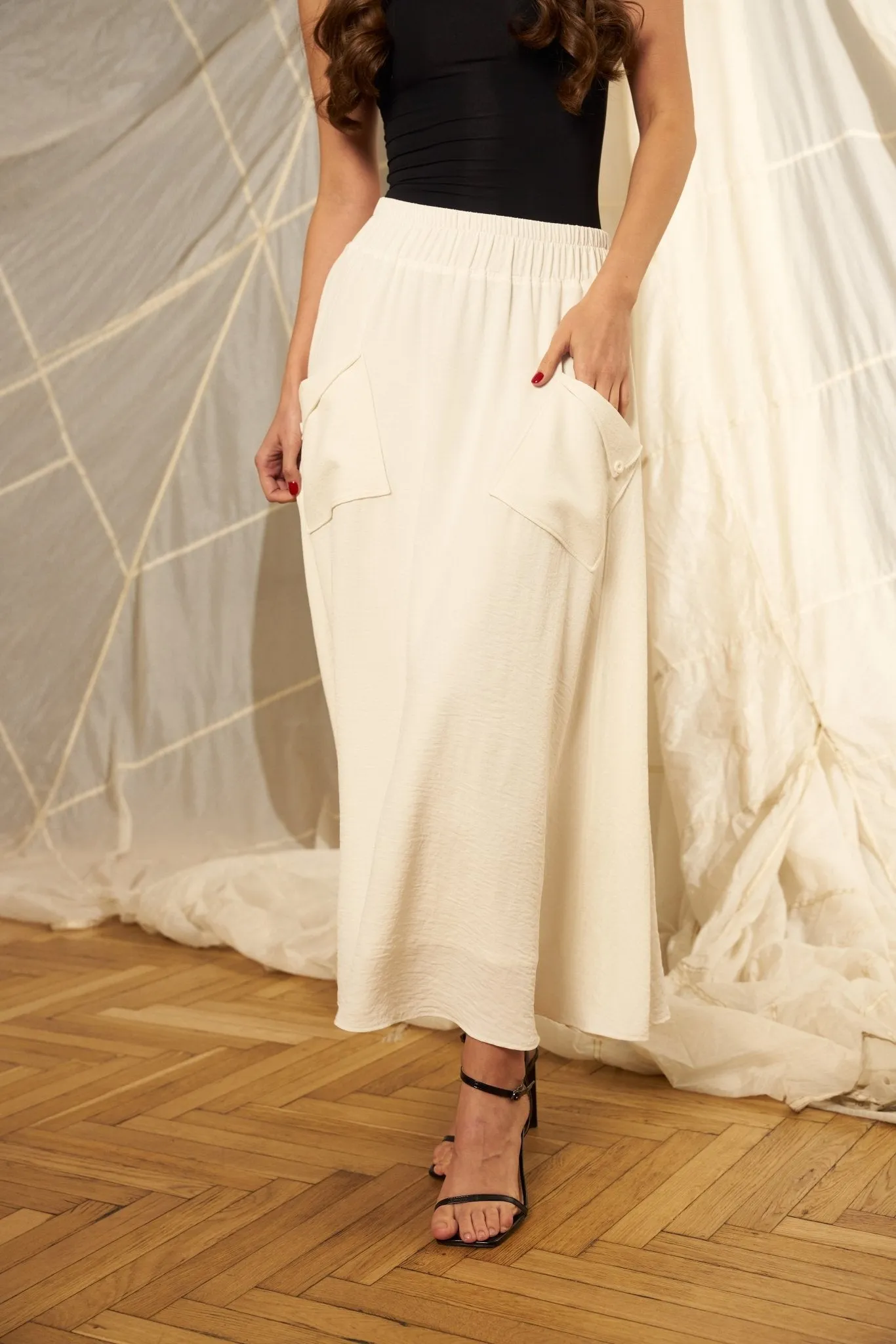 Sporty White Flared Midi Skirt with Elastic Waist and Pockets